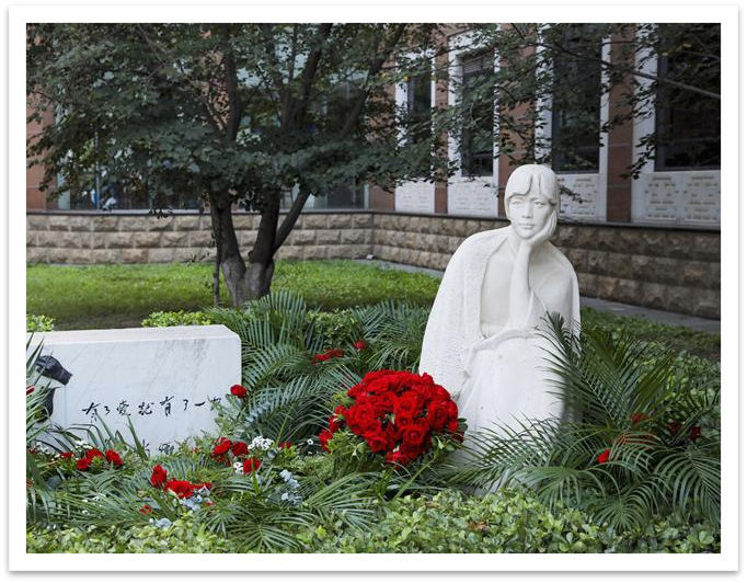 冰心雕塑.png